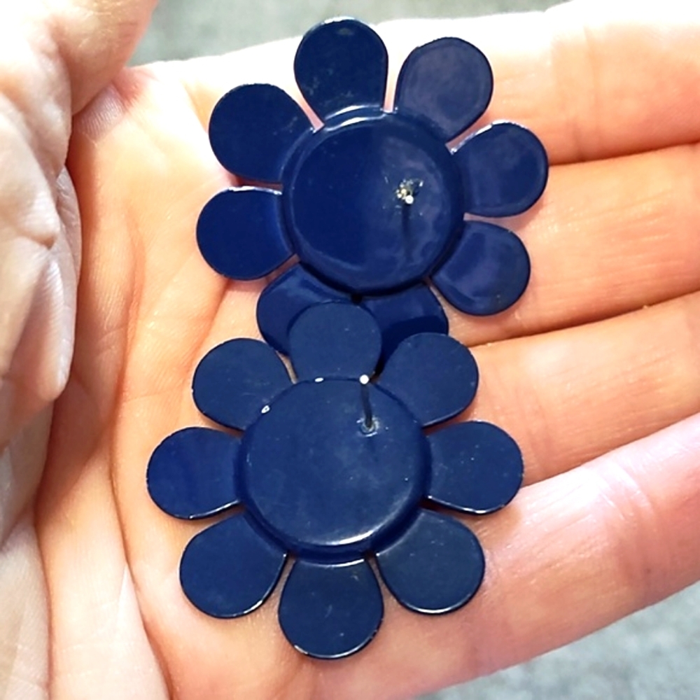 VINTAGE BLUE PAINTED METAL WHITE GLASS STONE DAISY FLORAL POST 1.4" EARRINGS - Picture 6 of 9